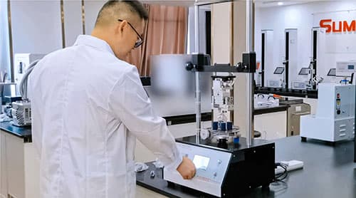 口服液體藥用聚酶瓶瓶蓋扭矩儀XGY-03操作現場圖